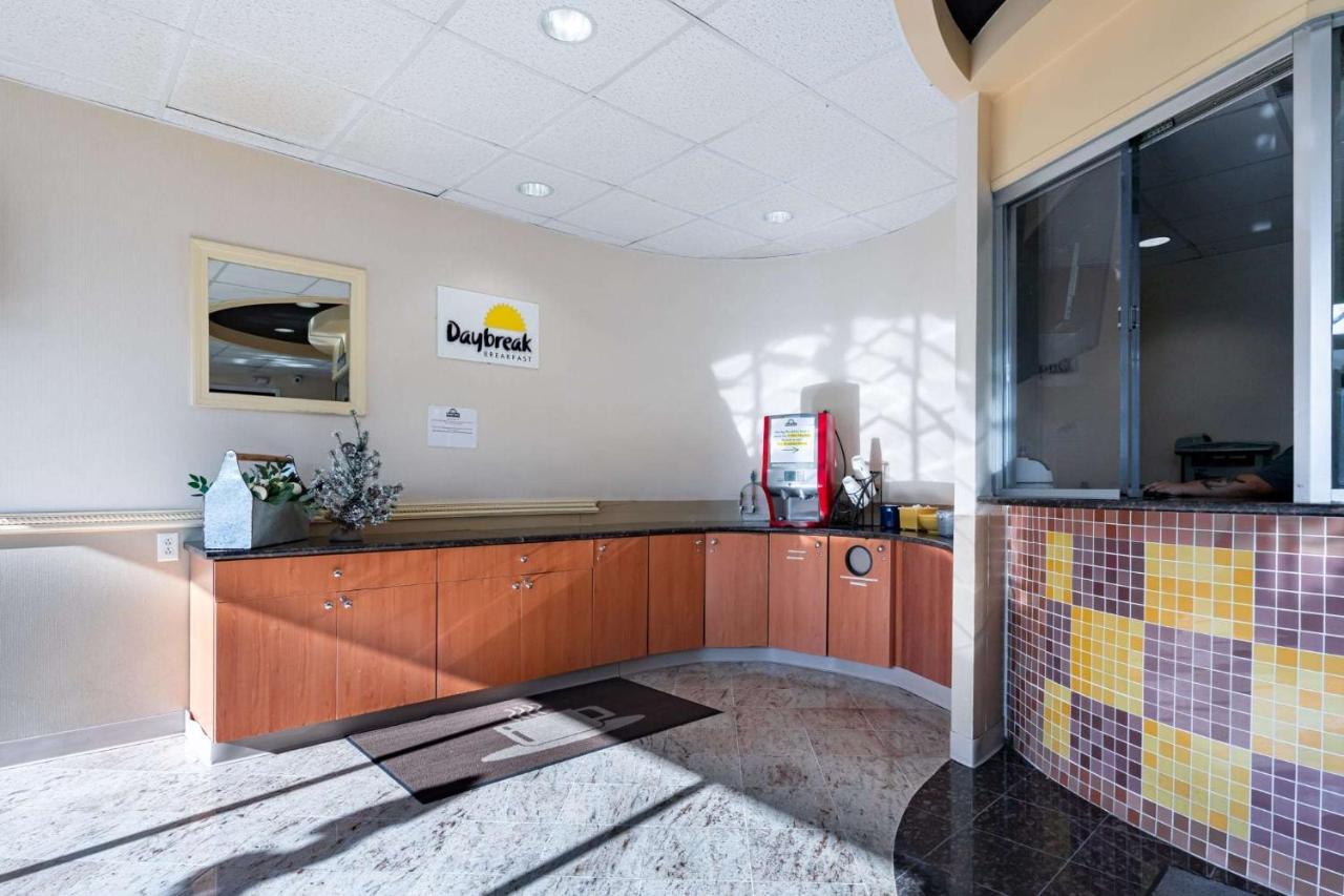 Days Inn By Wyndham Hartford/Closest Downtown Exterior foto